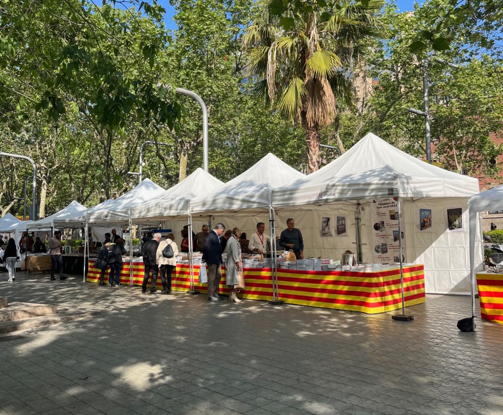 Efadós celebra Sant Jordi 2026 amb signatures d’autors a la Diagonal de Barcelon