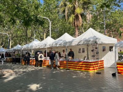 Efadós celebra Sant Jordi 2026 amb signatures d’autors a la Diagonal de Barcelon